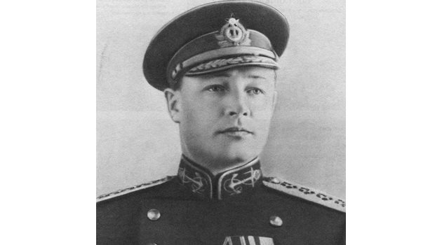 НОВАТОР: Адмирал Николай Кузнецов съставя първия план за създаване на съветски самолетоносачи.