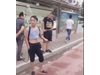 Китаец се разхожда  в жегите с преносим душ (Видео)