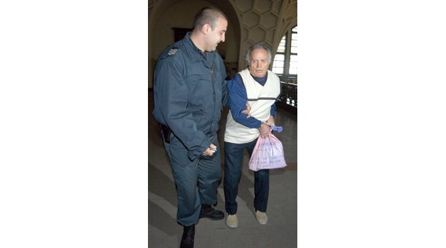 Полицай води Илия Стоянов в съда.
