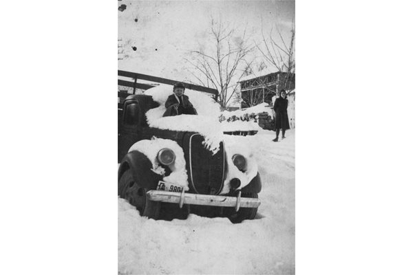 Проданов на тавана на първия автомобил на баща си “Опел”