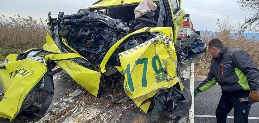 Таксиметровата кола, в която загинаха 31-годишният водач  Сурай В. от Горна Крепост и пътника Али Т. от Кърджали.