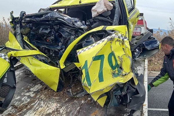 Таксиметровата кола, в която загинаха 31-годишният водач  Сурай В. от Горна Крепост и пътника Али Т. от Кърджали.
