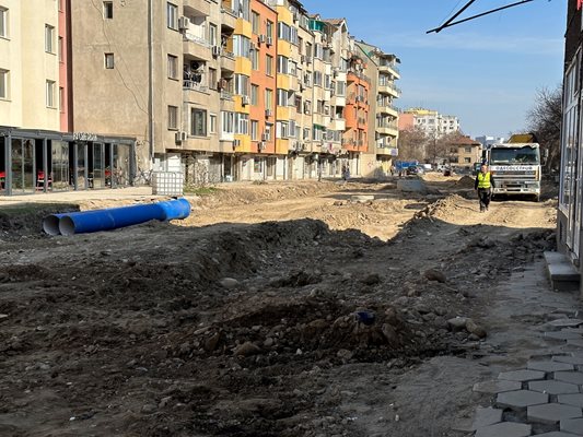 Ул. “Даме Груев” в Пловдив отдавна трябваше да е завършена, но все още не е ясно кога ще минават коли по нея.