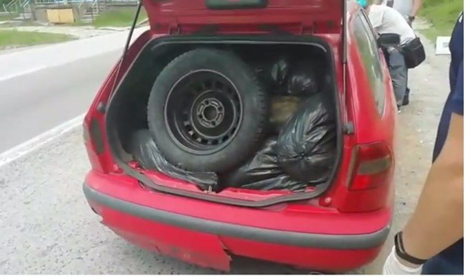 Колата на Даниел Кьосев, натъпкана с близо 270 кг тютюн.