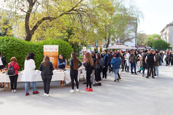 Кандидат-студенти разглеждат щандовете по време на миналогодишния Ден на отворинети врати в УХТ-Пловдив.
