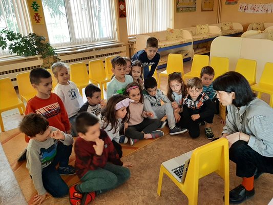 В детска градина “Бреза” Чичикова обучава децата, въвеждайки ги в актьорската игра.