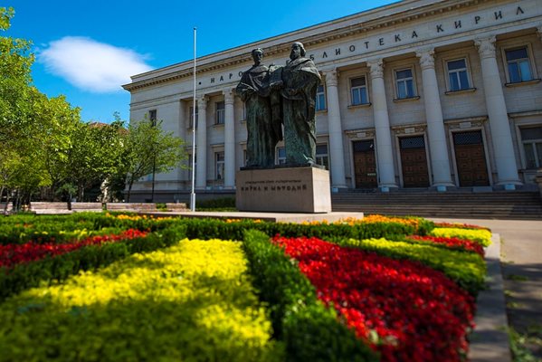 С цветя на паметника на светите братя празнува Класическата гимназия