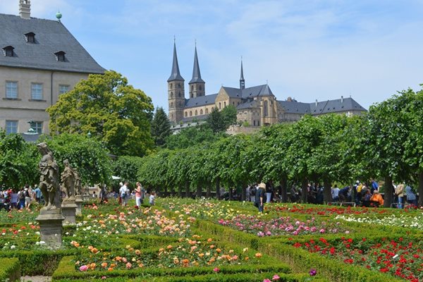 От розовата градина на новата резиденция в Бамберг се вижда манастирът “Св. архангел Михаил”, който е построен през 1015 г.