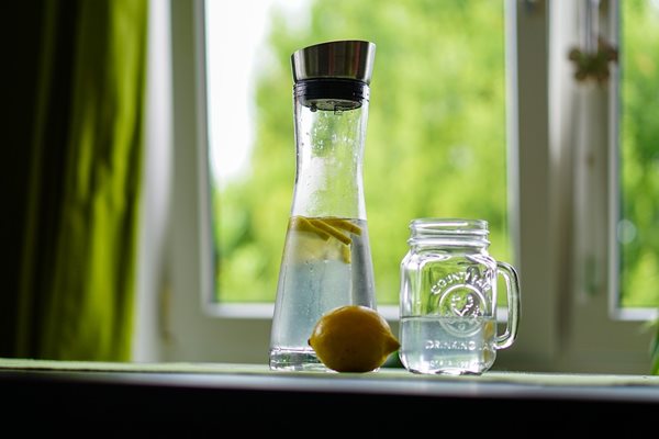 Водата с лимонов сок освежава въздуха и държи комарите далеч.