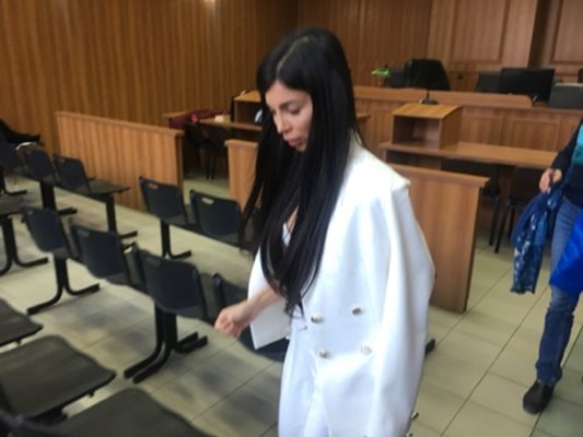 Миглена Каканашева-Мегз отново беше облечена в бяло на заседанието по делото срещу Румен Рончев  СНИМКИ: Радко Паунов