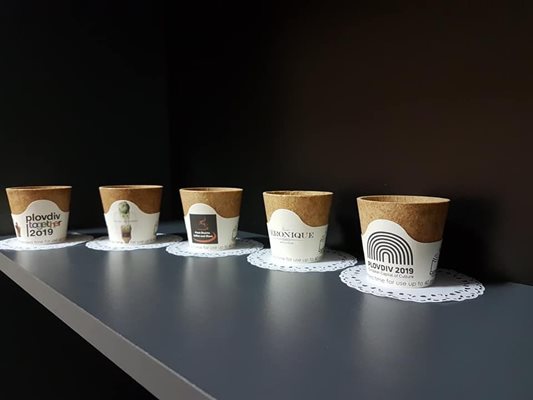Чашките cupffee засега се произвеждат с различни рекламни послания върху хартиената лента, но скоро ще има и различни размери.