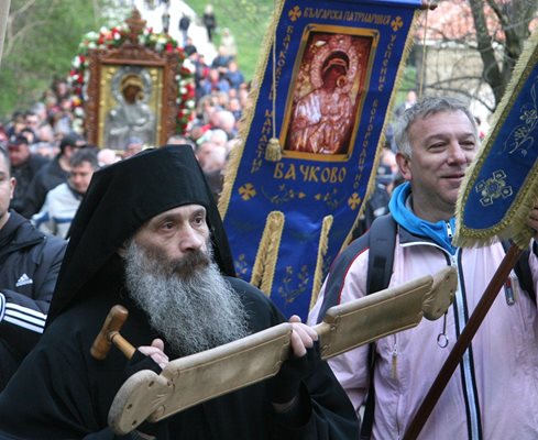 Звук на дървено клепало съпровожда литийното шествие до Клувията