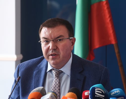 Здравния министър проф. д-р Костадин Ангелов