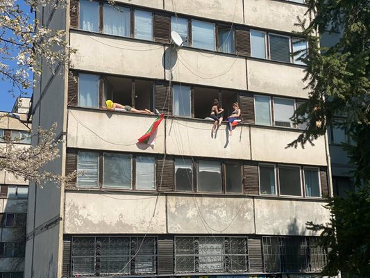 Студентите се пекат на прозорците на общежитията си в Студентски град. Снимка: Фейсбук