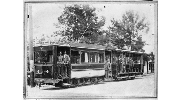 Пътници се снимат с трамвайната композиция през 1901 г.
СНИМКИ: Регионален исторически музей - София и архив