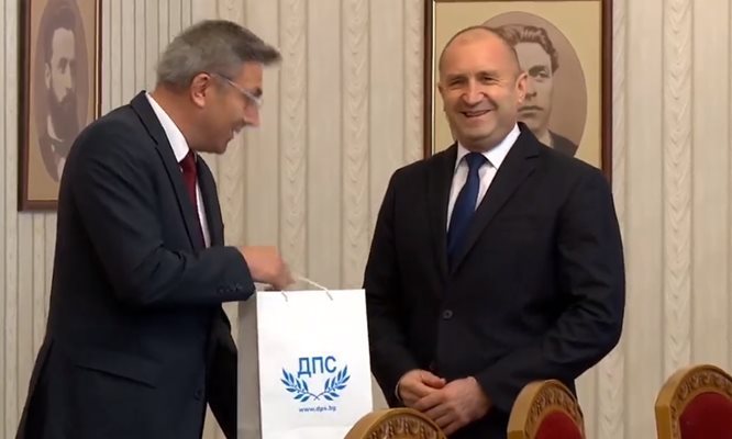 Мустафа Карадайъ подари на президента Румен Радев баклава.