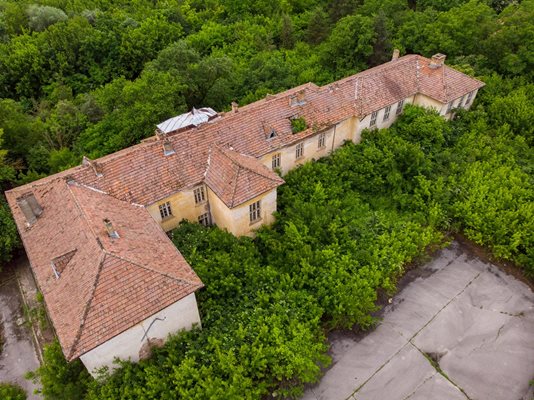 Сградата на закритото училище в с.Масларево се руши.

Снимка: Дамян Петков