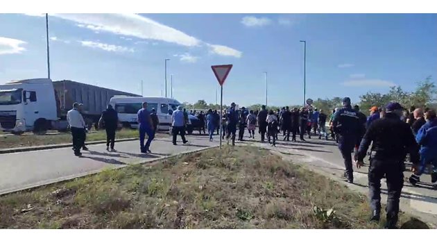 Енергетици блокираха магистрала "Струма" край Дупница.