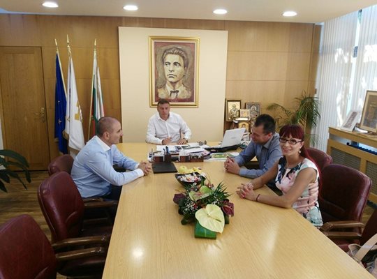 Цветан Цветанов разговаря с кмета на Благоевград Атанас Камбитов, областния управител Бисер Михайлов и депутата Даниела Савеклиева.