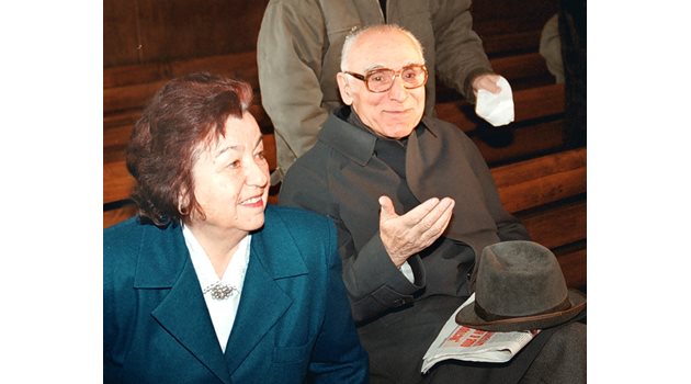 Генералите Атанас Семерджиев и Нанка Серкеджиева в съдебната зала.