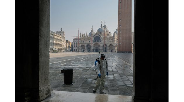 Работник чисти площад “Сан Марко” във Венеция.