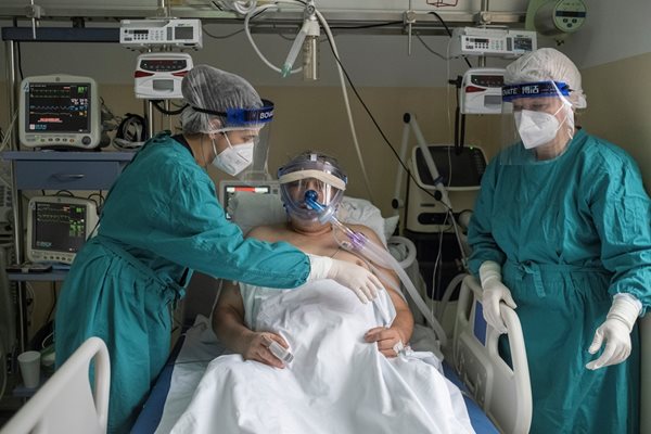 Рязък скок на новозаразените в Сърбия, болниците се пълнят бързо СНИМКА: Ройтерс