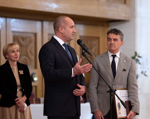 Президентът Румен Радев връчи наградата на проф. Петров.