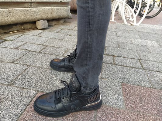 А обувки от същата марка струват 170 евро в града на Босфора.