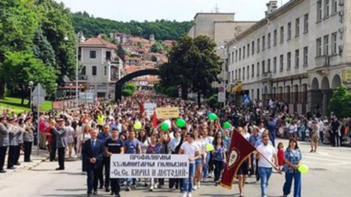 Над 2000 ученици, студенти, преподаватели и културни дейци дефилират в Търново