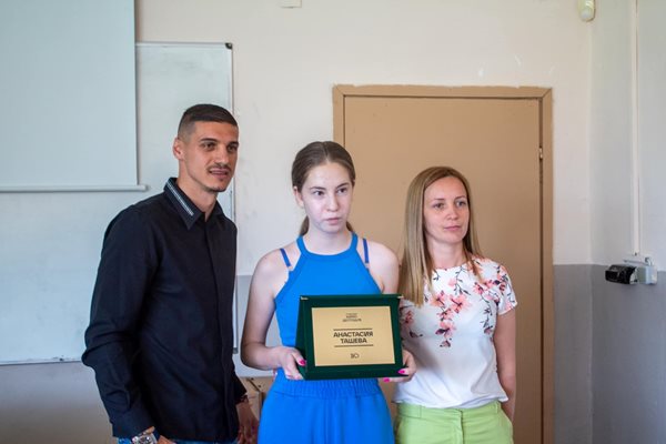 Десподов дава стипендии на талантливи деца от родното си училище. СНИМКИ: Личен профил във фейсбук