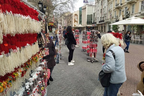 Главната улица се е превърнала в разноцветна река от наредените щендери с мартеници.