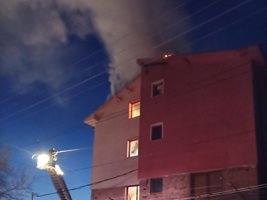 Пожарникарите успели да спасят 3 от 4-те етажа на къщата. Снимки: Регионална дирекция "Пожарна безопасност и защита на населението"