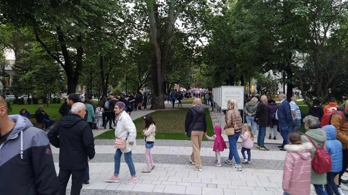 Many people from Plovdiv filled the alleys, but there are already the first defeats - you can see footsteps in the new gardens.