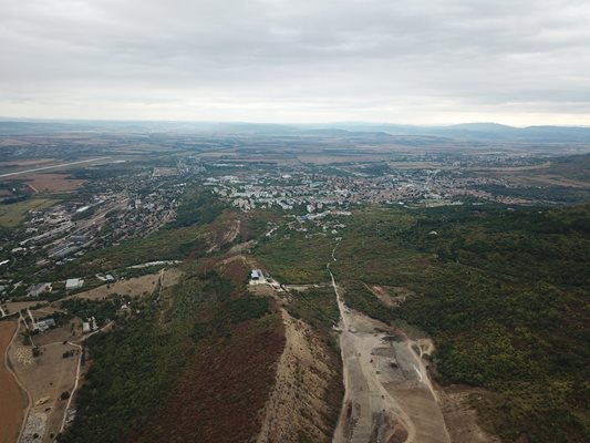 Изглед към източния некропол и селище под крепостта "Ряховец"