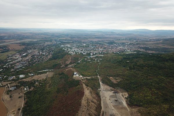 Изглед към източния некропол и селище под крепостта "Ряховец"