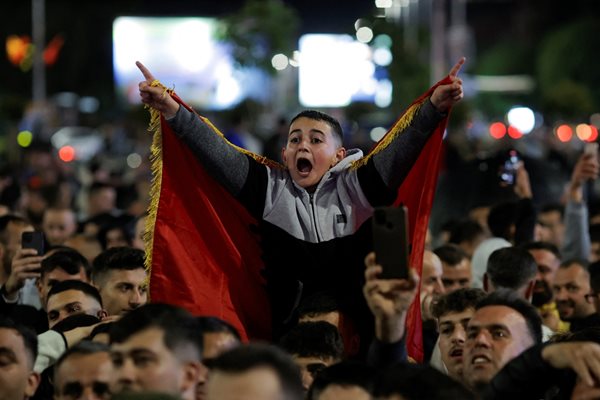 Поддръжници на етническата албанска коалиция, водени от формацията ВЛЕН, празнуват резултатите от изборите в Тетово.
СНИМКА: РОЙТЕРС