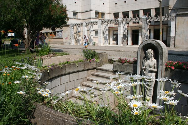 Водата от Старозагорските минерални бави е лековита. Тя не се бутилира, но всеки може да си налее от нея на място.