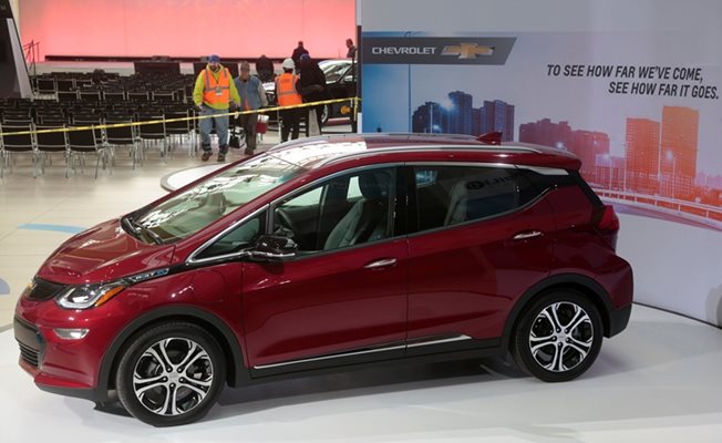 Електрическият Chevrolet Bolt обещава повече пробег с едно зареждане на батериите.