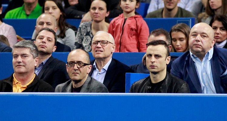 Димитър Бербатов, бившият спортен министър Красен Кралев и шефът на Първа инвестиционна банка Цеко Минев следят внимателно разиграванията.