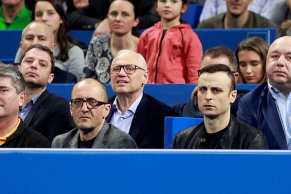 Димитър Бербатов, бившият спортен министър Красен Кралев и шефът на Първа инвестиционна банка Цеко Минев следят внимателно разиграванията.