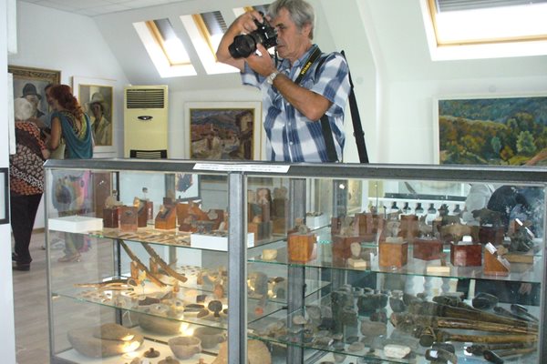 В частния музей "Гема-Свят" са събрани експонати от времето преди 360 милиона години до 14 век след Христа.