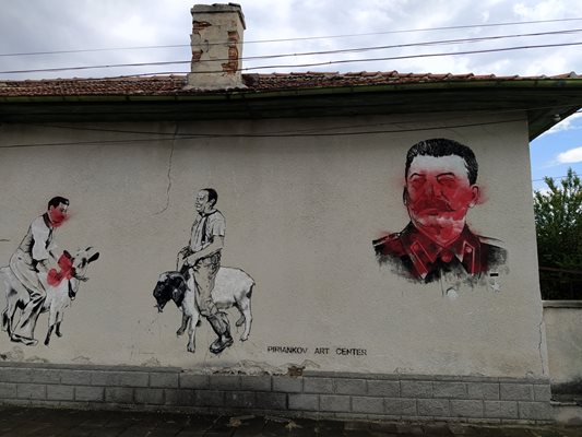 Старожелезарци не могат да гледат Сталин, замазан с червена боя. Снимки: Радко Паунов