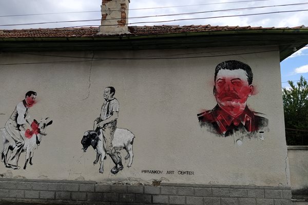 Старожелезарци не могат да гледат Сталин, замазан с червена боя. Снимки: Радко Паунов