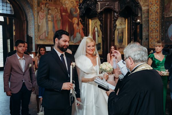 Отец Николай Георгиев венча младоженците в катедралния храм “Света Неделя”.