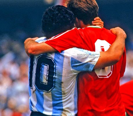 Паметен миг - прегръдка между Диего Марадона и Аян Садъков след мача Аржентина - България на световното първенство през 1986 г. СНИМКА: МАСАХИДЕ ТОМИКОШИ
