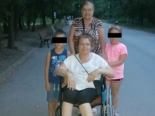 45-годишната Костадинка Канева с майка си и двете си деца. Снимка: Facebook