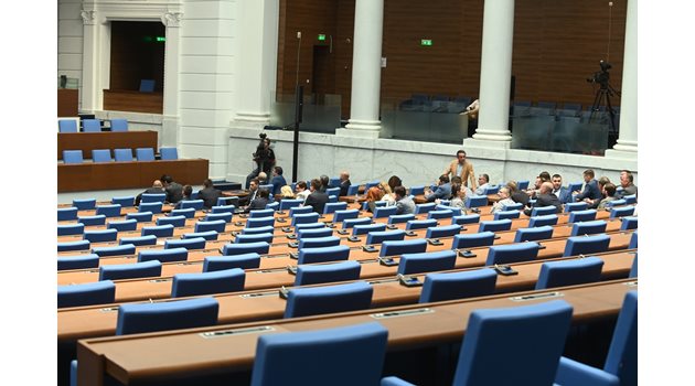 Парламентарната група на ПП-ДБ в пленарна зала

СНИМКИ: 24 ЧАСА