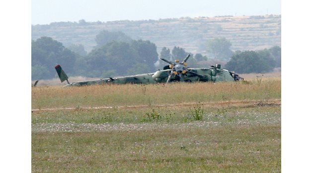 Втори оглед от разследващи беше извършен на падналия хеликоптер Ми-17 в авиобаза Крумово във вторник.  СНИМКА: ЕВГЕНИ ЦВЕТКОВ