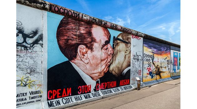 През 1990 г. художници от цял свят създават берлинската галерия "Истсайд" .  Дима Врубел от Москва създава прочутата фреска с целувката между комунистическите лидери на СССР и ГДР.