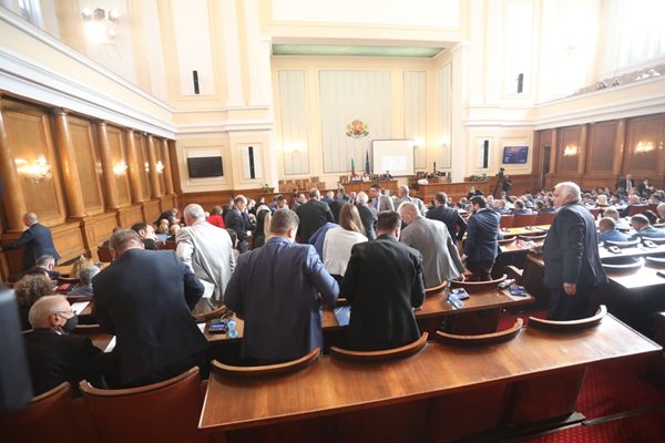 Поради липса на кворум депутатите не можаха да гласуват проекторешението, че приемат оттеглянето на Пламен Николов като кандидат за премиер от ИТН СНИМКА: Николай Литов